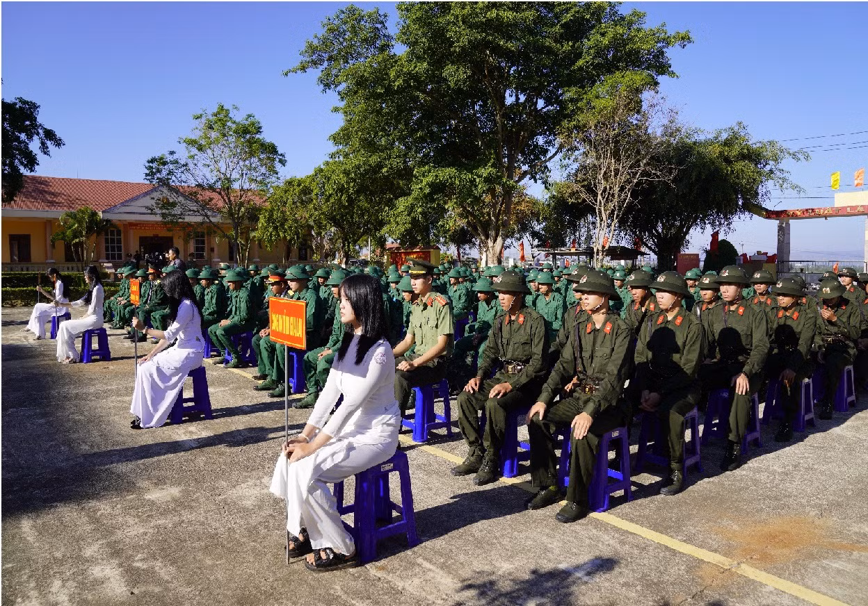 Hàng nghìn thanh niên các tỉnh Tây Nguyên hăng hái lên đường nhập ngũ -0