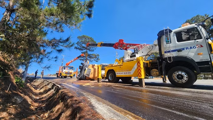 Container lật ngang, phong tỏa đèo Mimosa Đà Lạt -0