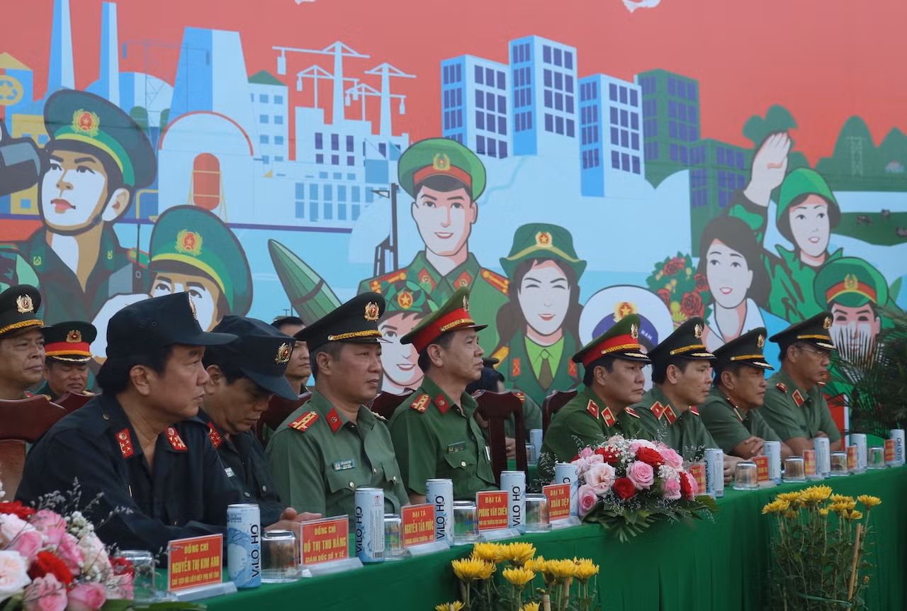 Thanh niên Vĩnh Long hăng hái lên đường nhập ngũ -0