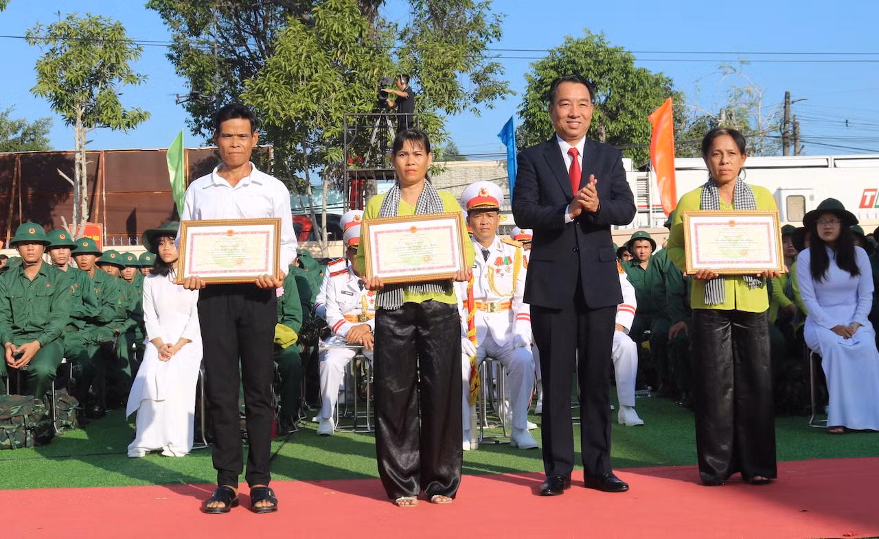 Thanh niên Vĩnh Long hăng hái lên đường nhập ngũ -0