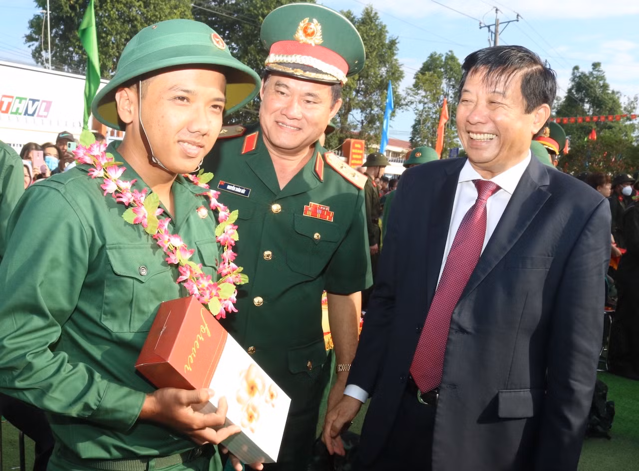 Thanh niên Vĩnh Long hăng hái lên đường nhập ngũ -0