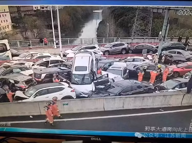 Hơn 100 ô tô va chạm liên hoàn trên cao tốc Trung Quốc -0