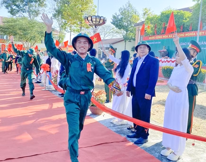 Hàng nghìn thanh niên các tỉnh Tây Nguyên hăng hái lên đường nhập ngũ -0