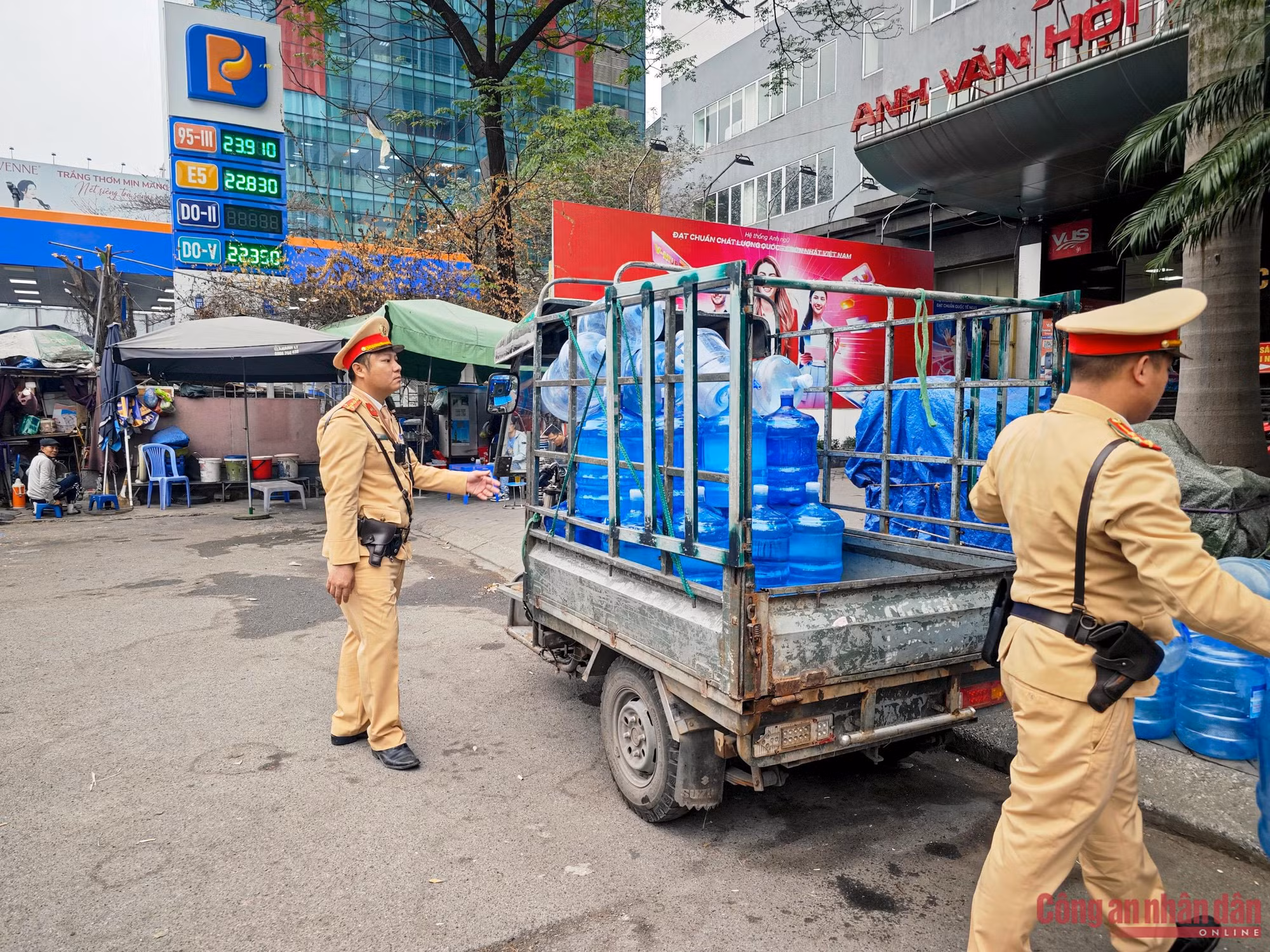 Ba bánh cồng kềnh, cũ nát ngông nghênh ra phố bị CSGT chặn bắt -0