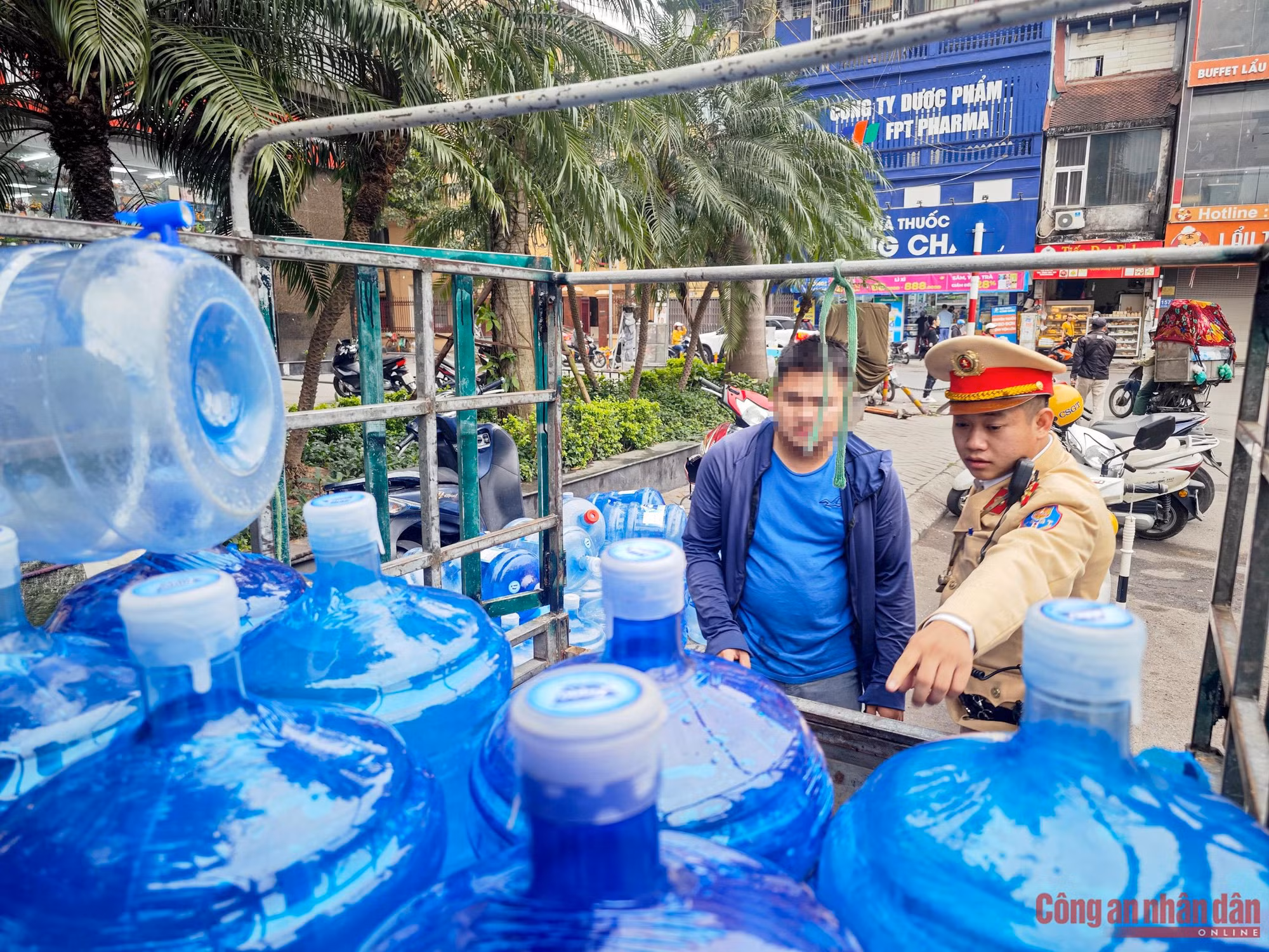 Ba bánh cồng kềnh, cũ nát ngông nghênh ra phố bị CSGT chặn bắt -0