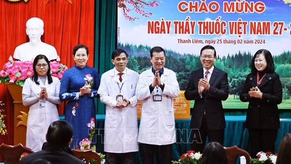 Chủ tịch nước Võ Văn Thưởng thăm, chúc mừng các y, bác sĩ tại tỉnh Hà Nam