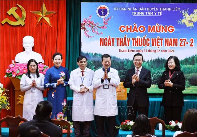 Chủ tịch nước Võ Văn Thưởng thăm, chúc mừng các y, bác sĩ tại tỉnh Hà Nam -0