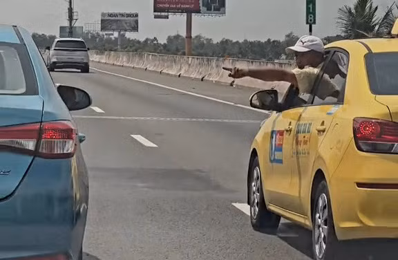 Tài xế chồm người ra khỏi xe cãi nhau trên cao tốc -0