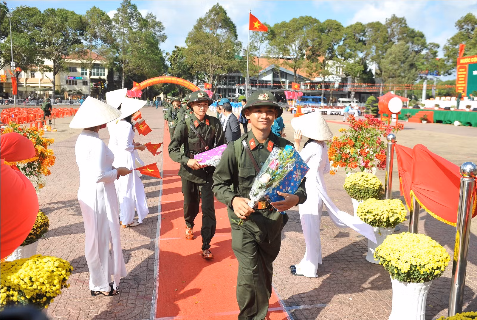 Hàng nghìn thanh niên các tỉnh Tây Nguyên hăng hái lên đường nhập ngũ -0