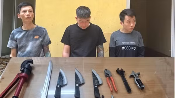 Ba đối tượng "cõng" 12 tiền án mang kìm và dao phóng trộm xe máy