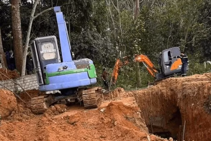 Cảnh sát PCCC và CNCH nỗ lực trục vớt thi thể 2 nạn nhân bị tai nạn dưới giếng sâu -0