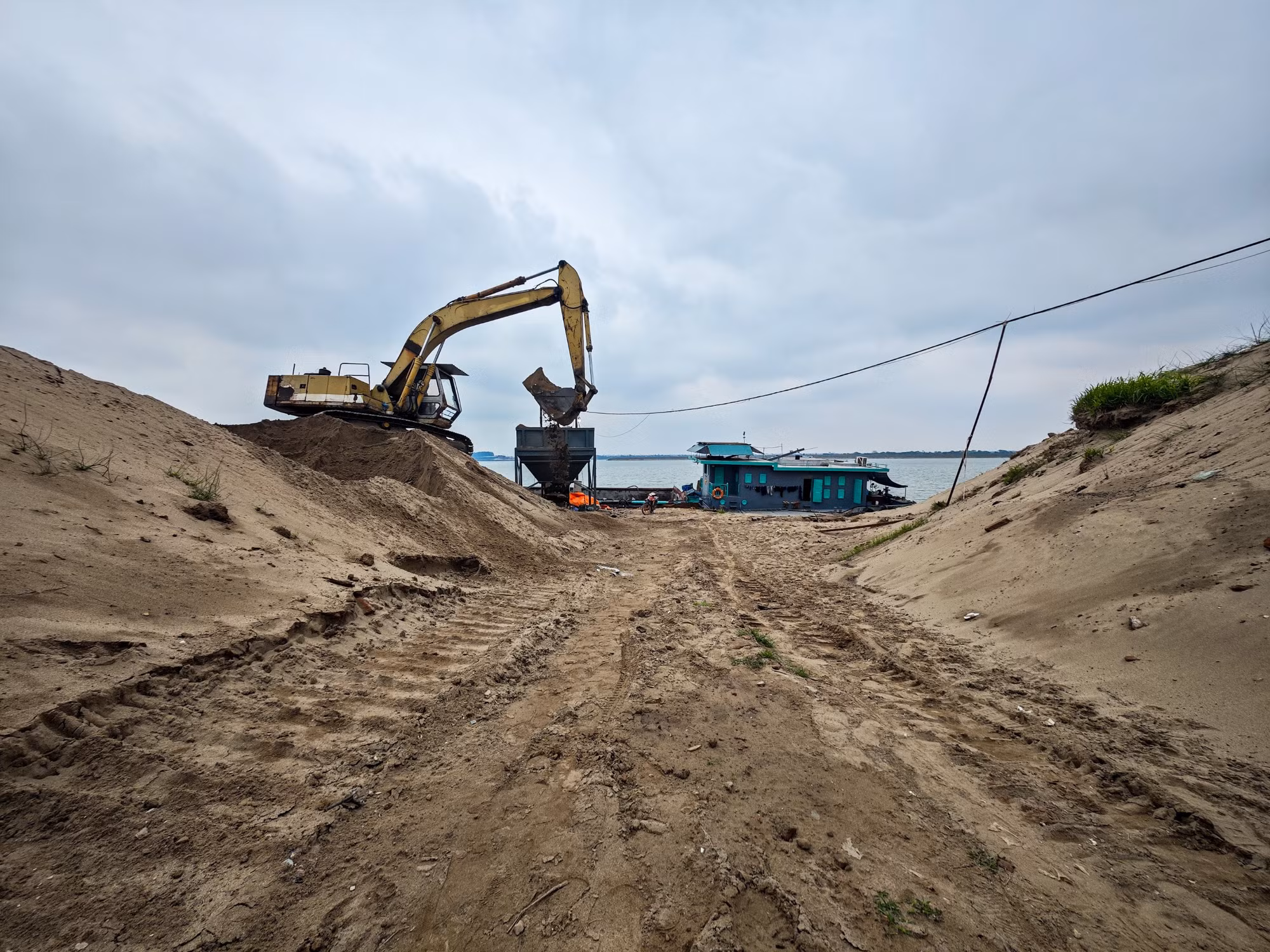 Cục CSGT phối hợp CSGT Hà Nội tuần tra, xử lý vi phạm trên sông Hồng -0