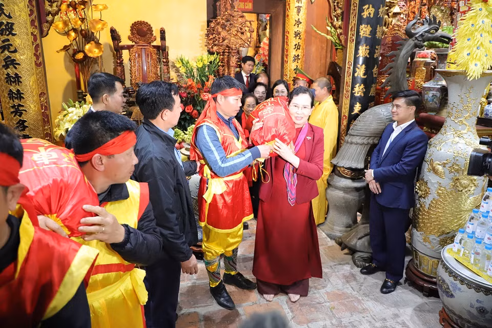 cac _ong chi l ãnh đạo tỉnh uy, ubnd tinh l àm thủ tục cấpluong ra cac cửa phát lương cho nhân dân và du khách.jpg -0