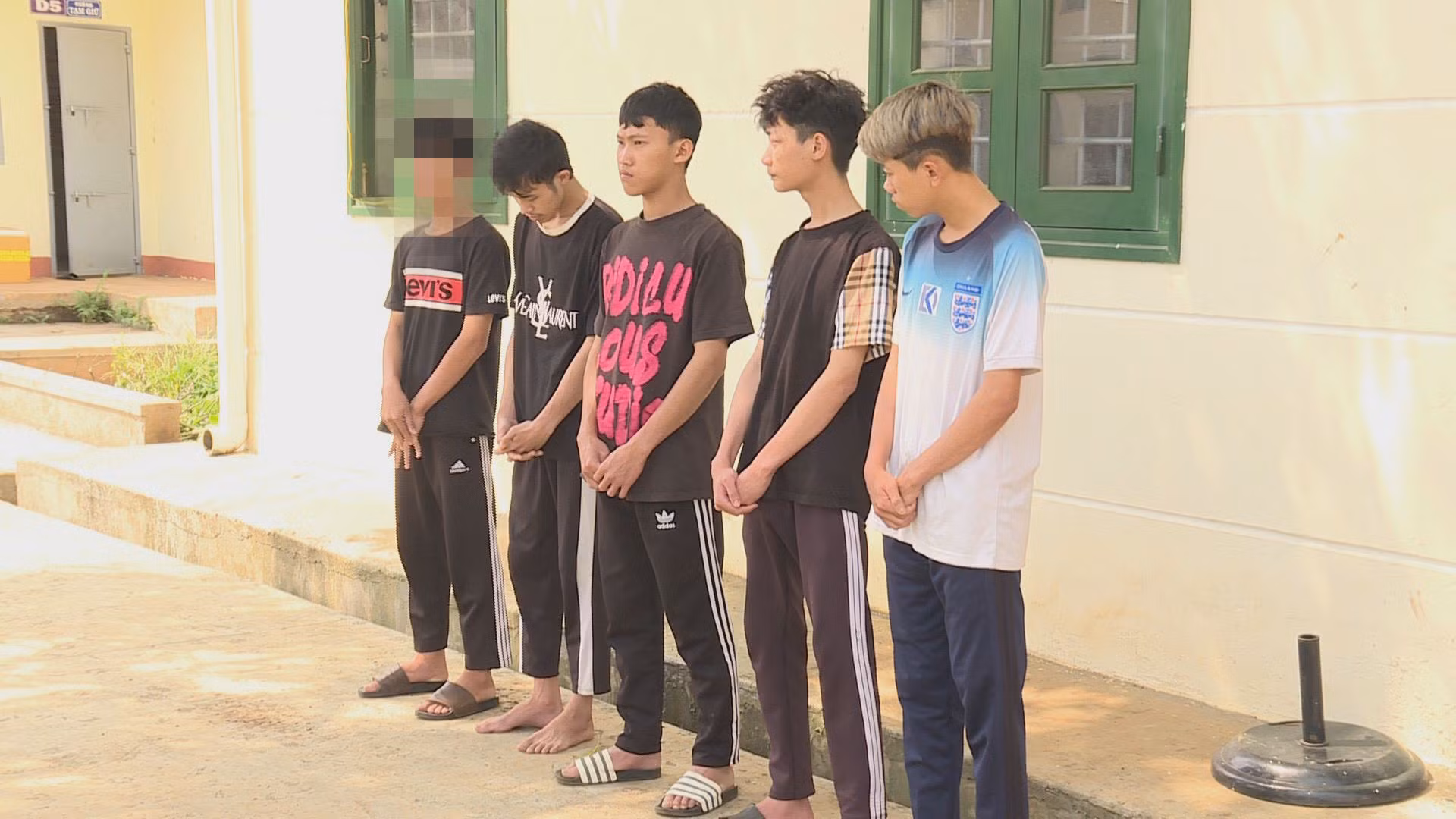 Bắt 5 thanh thiếu niên rủ bé gái 12 tuổi vào nhà nghỉ để làm “chuyện người lớn” -0
