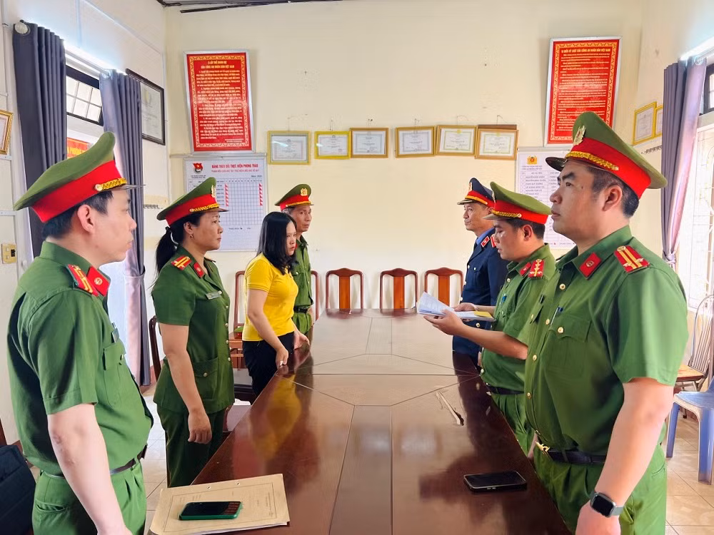 Khởi tố 6 đối tượng sản xuất, buôn bán hàng ngàn tấm kính ô tô giả các thương hiệu -0