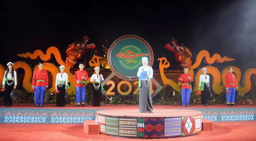 nhà thơ bùi tuyết mai (dân tộc mường) đọc thơ trong đêm nguyên tiêu.jpg -1