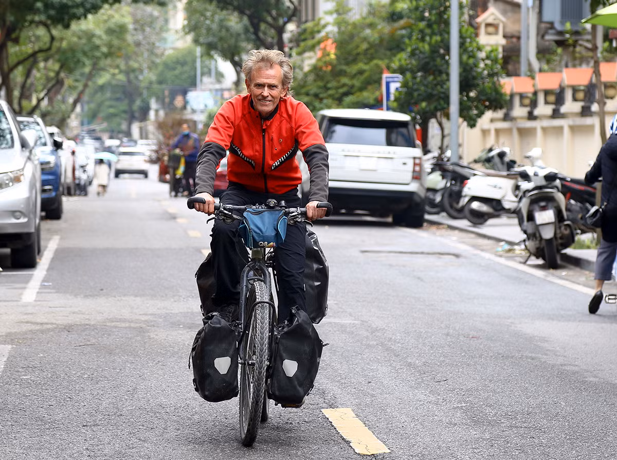 Hành trang của Schouten trong hành trình khám phá thế giới nằm gọn trên chiếc xe mà ông gọi là "anh bạn".