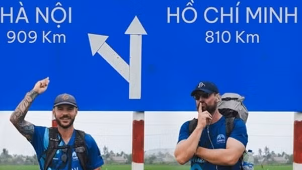 Hai người nước ngoài đi bộ để gây quỹ ủng hộ trẻ em Việt đã kết thúc hành trình 2.000km