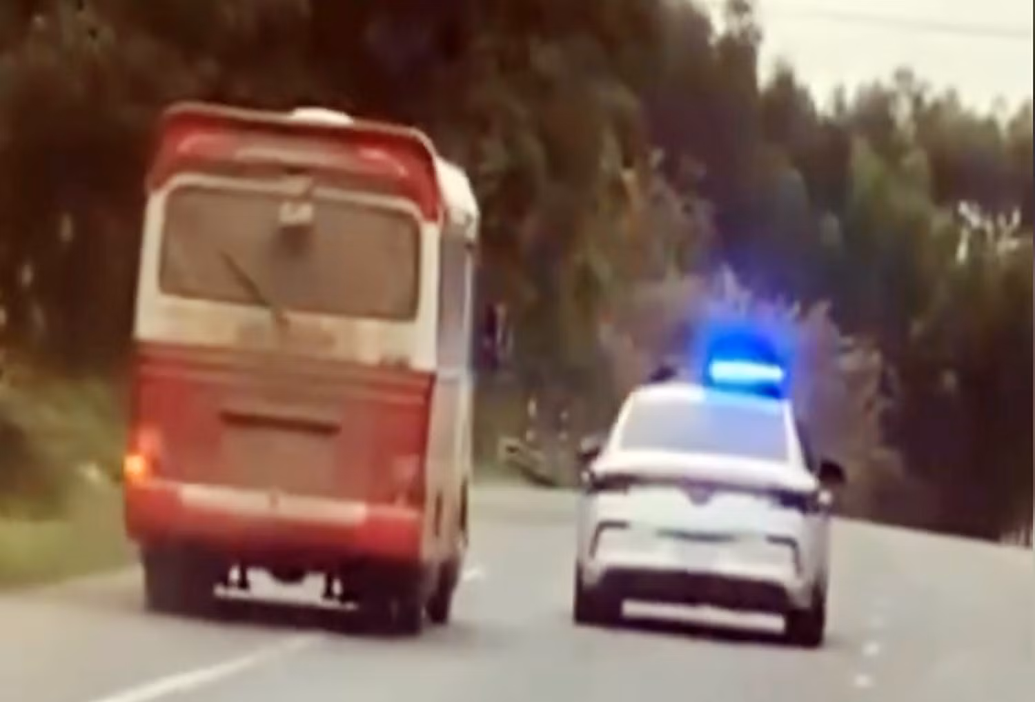 Vi phạm tốc độ, tài xế xe khách đánh võng rồi tông ô tô tuần tra của CSGT -0