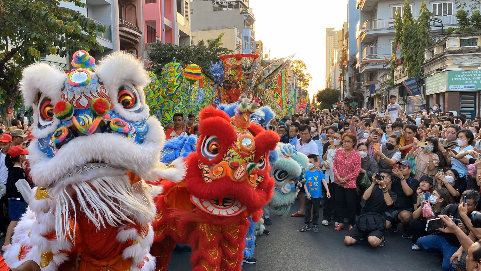 Hàng trăm cán bộ chiến sĩ đội nắng bảo vệ ANTT tại lễ hội Tết Nguyên tiêu ở Chợ Lớn -5