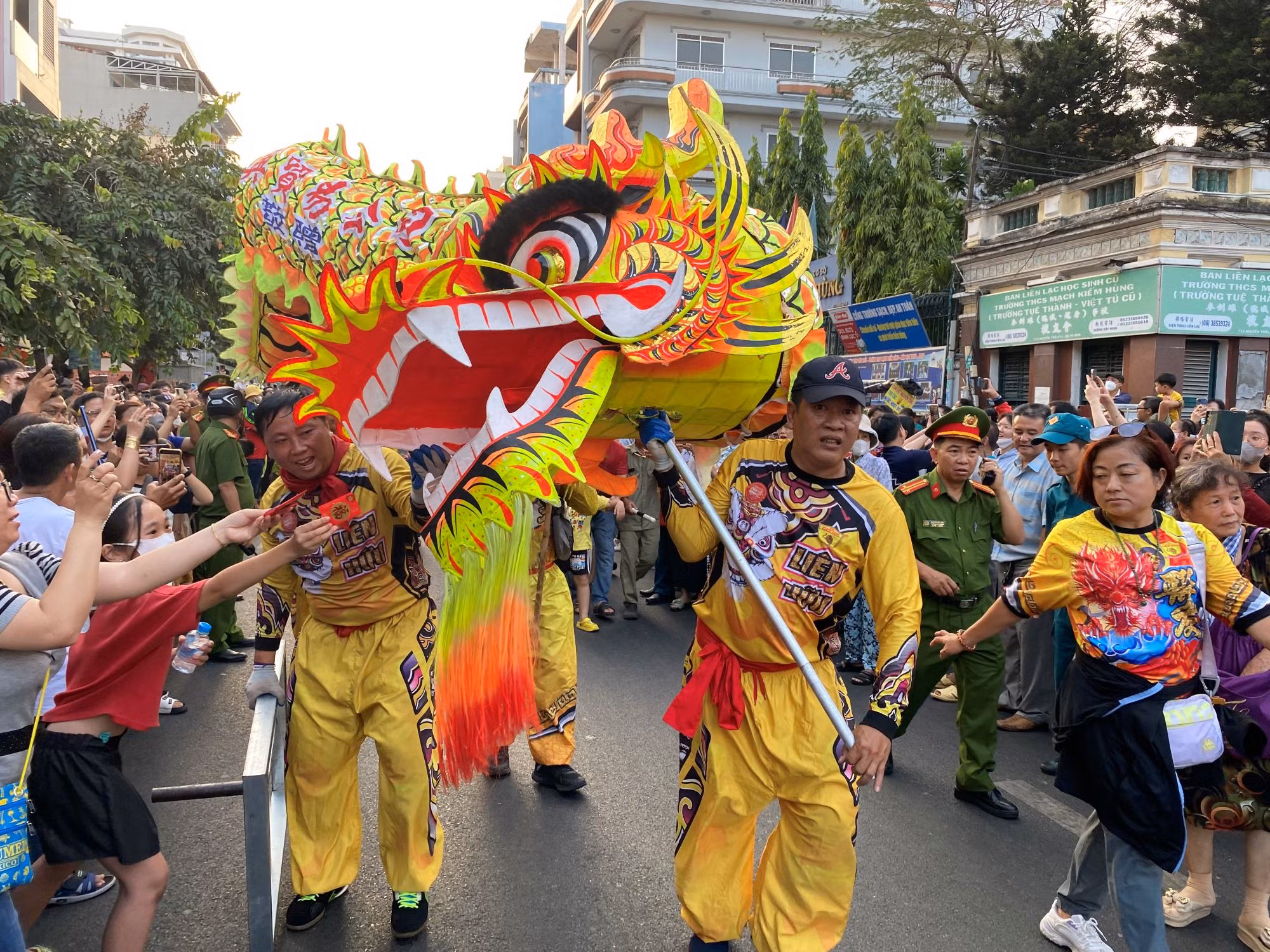 Hàng trăm cán bộ chiến sĩ đội nắng bảo vệ ANTT tại lễ hội Tết Nguyên tiêu ở Chợ Lớn -6