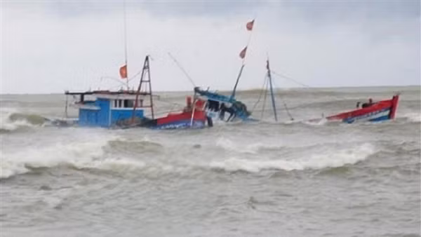 4 ngư dân trên tàu cá bị chìm ngoài biển đã được ngư dân Bình Định cứu nạn