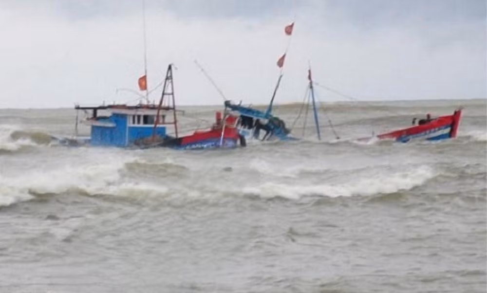  4 ngư dân Phú Yên trên tàu cá bị chìm ngoài biển đã được ngư dân Bình Định cứu nạn -0