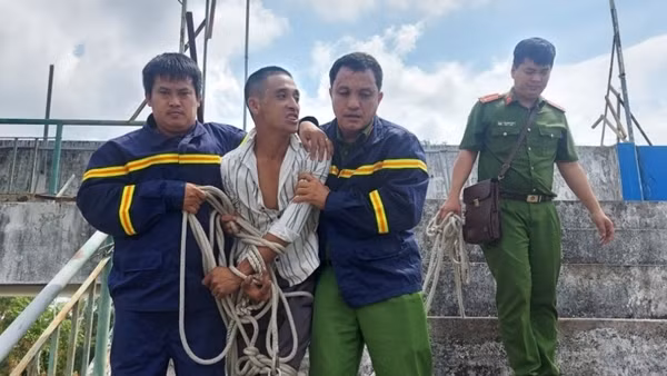 Giải cứu thanh niên nghi ngáo đá đòi nhảy lầu