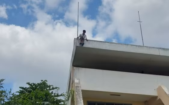 Giải cứu thanh niên nghi ngáo đá đòi nhảy lầu -0