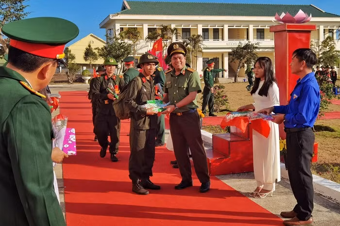 Tiếp nhận nhiều công dân thực hiện nghĩa vụ tham gia CAND 2024 -0