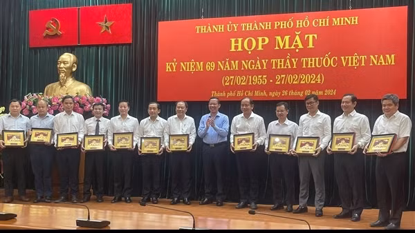 TP Hồ Chí Minh tôn vinh các thầy thuốc