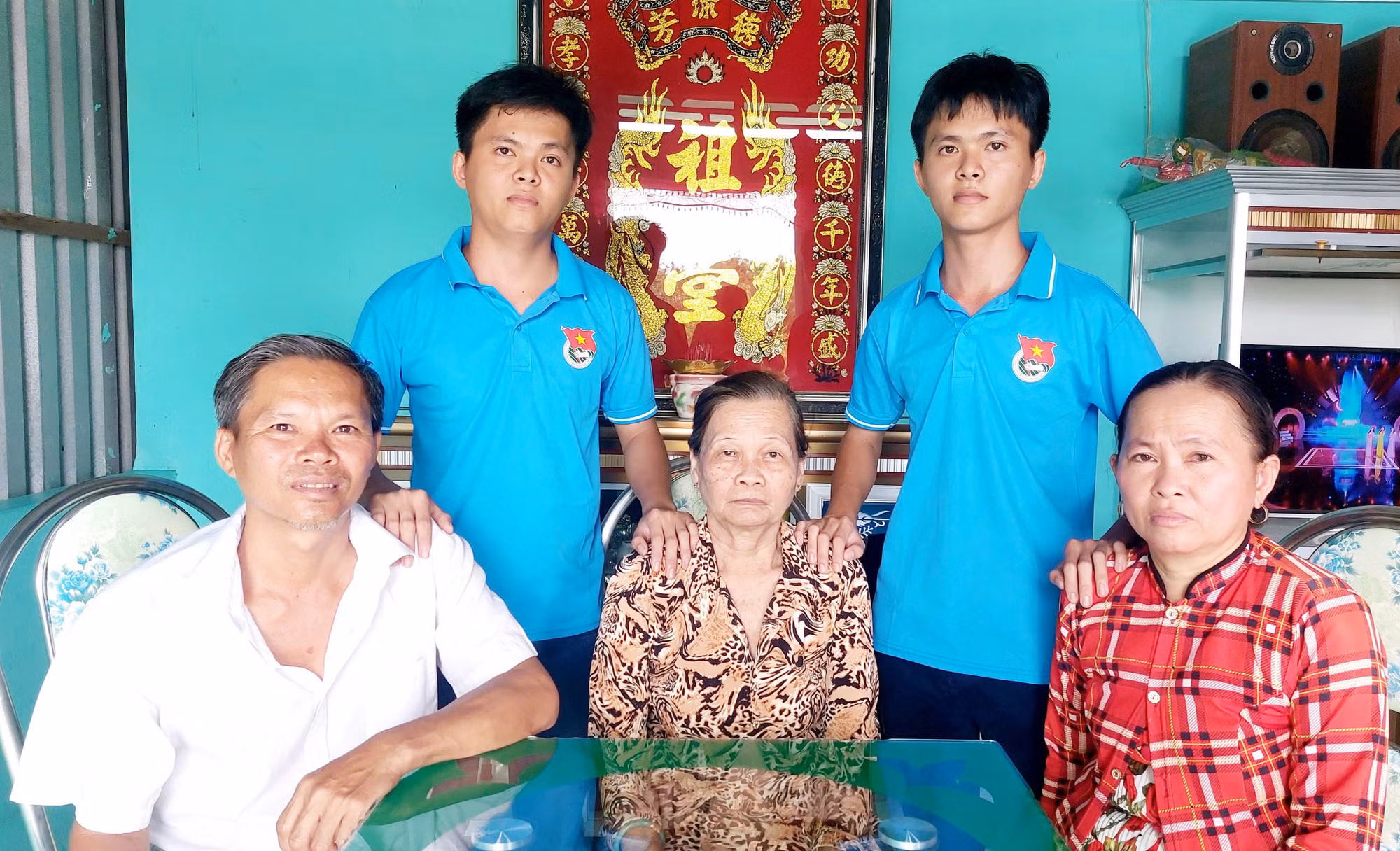 Anh em song sinh tình nguyện lên đường bảo vệ Tổ quốc -0