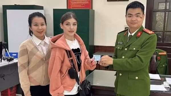 Khách nước ngoài viết thư cảm ơn Công an quận Tây Hồ, Hà Nội