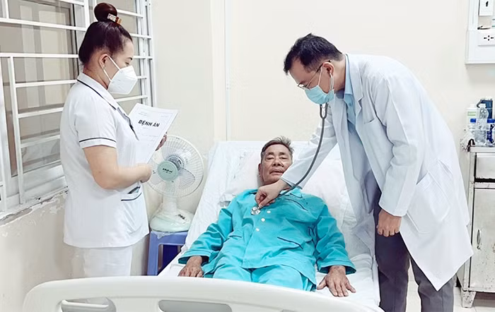 Người chiến sĩ “áo trắng” tận tụy phục vụ người dân -0