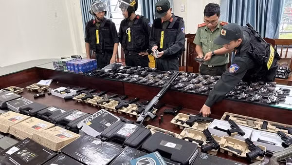 Thu gom súng đạn rồi dùng sim rác, mạng ảo rao bán