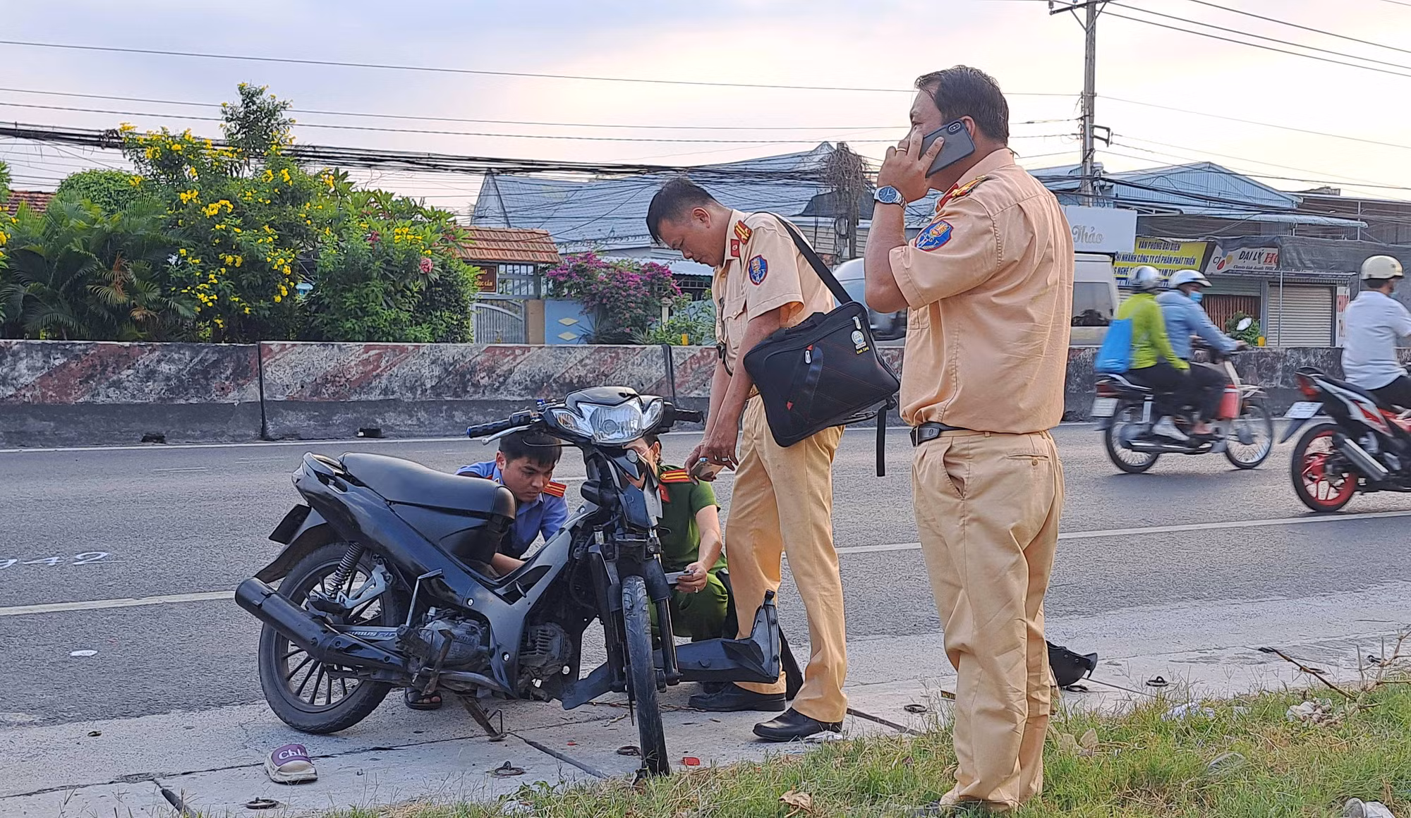 Hai xe máy va chạm, 3 người thương vong -1