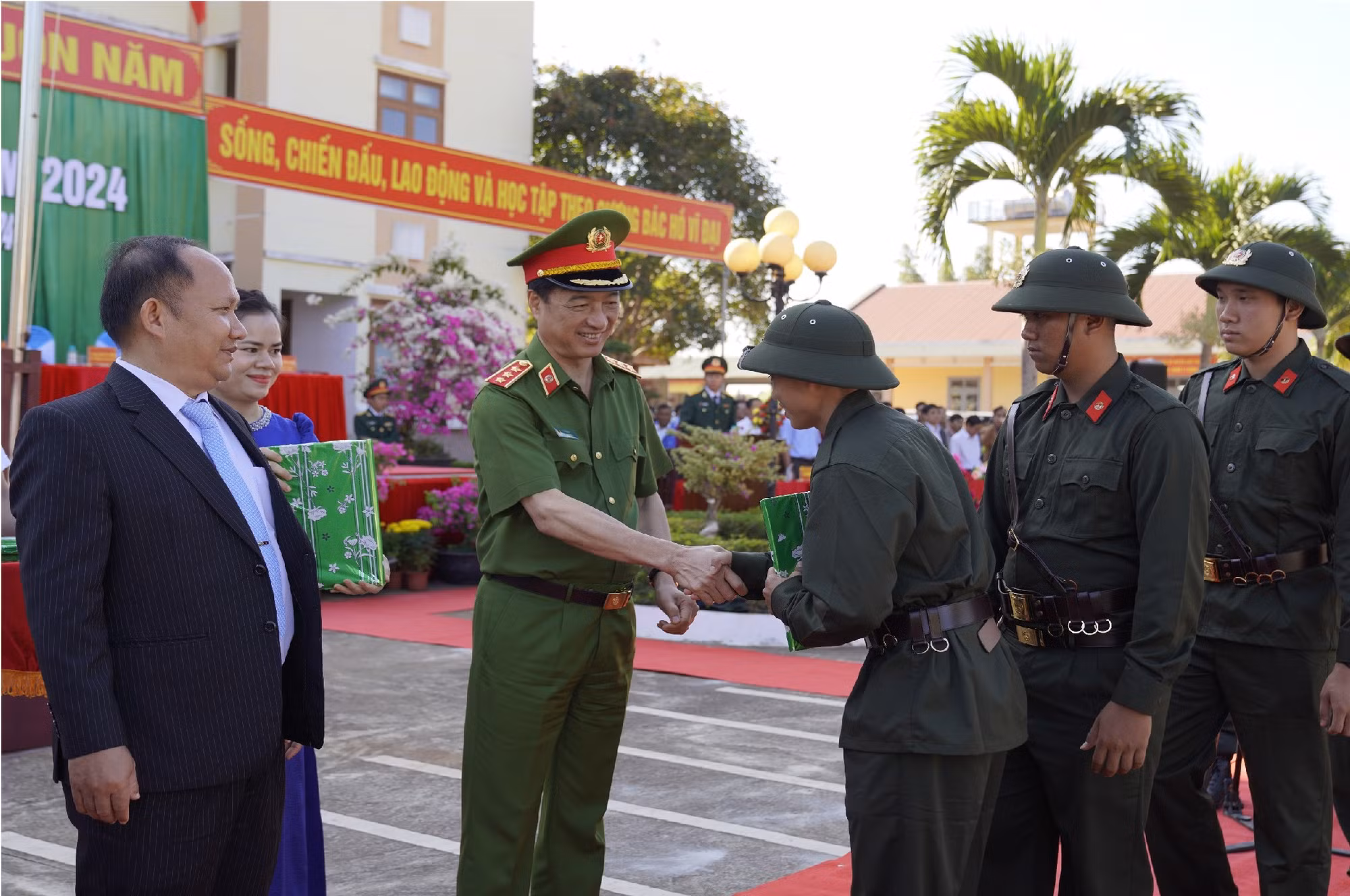 Hàng nghìn thanh niên các tỉnh Tây Nguyên hăng hái lên đường nhập ngũ -0