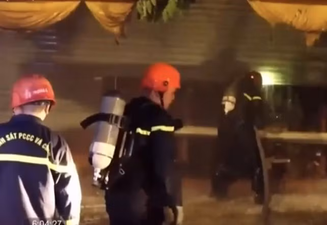 2 vụ cháy trong đêm, một người phụ nữ lớn tuổi bị ngạt khói -0