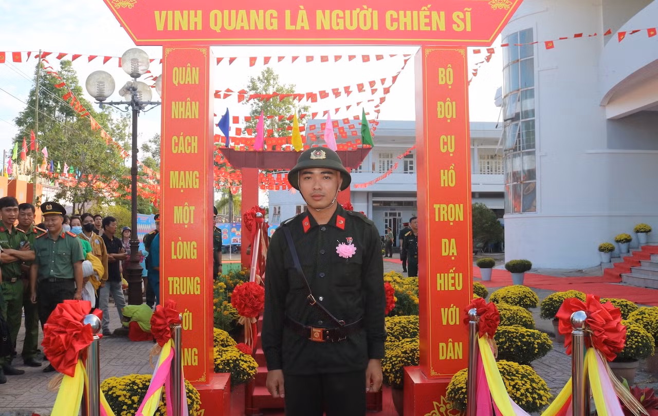Thanh niên Vĩnh Long hăng hái lên đường nhập ngũ -0