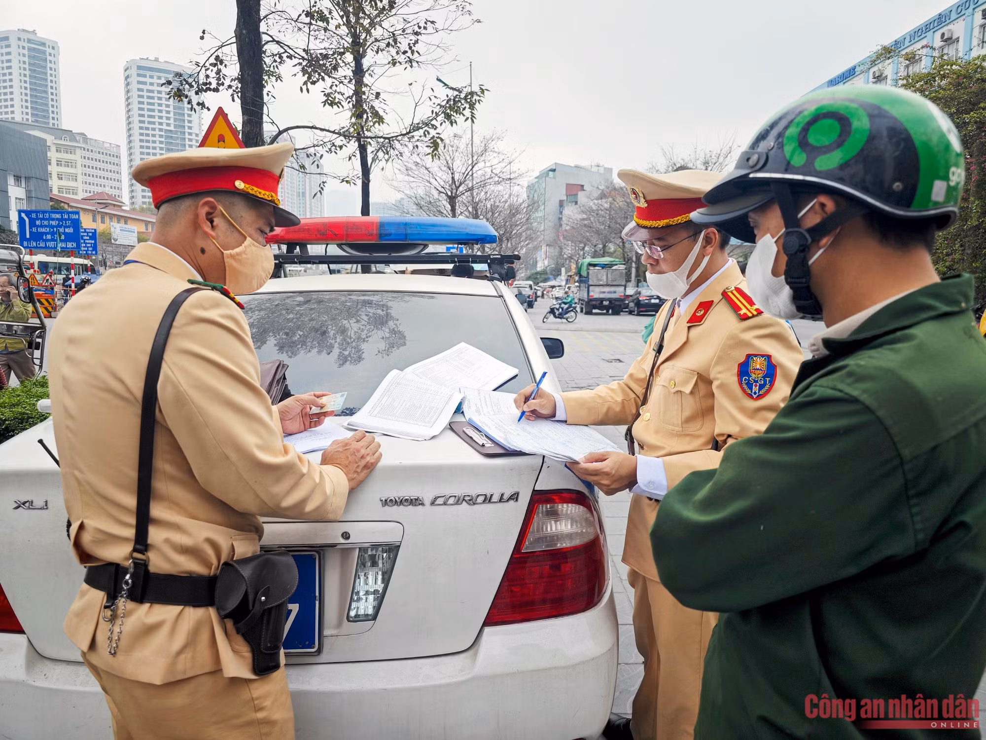 Ba bánh cồng kềnh, cũ nát ngông nghênh ra phố bị CSGT chặn bắt -0