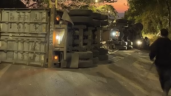 Lật container, đèo Bảo Lộc ùn tắc nghiêm trọng
