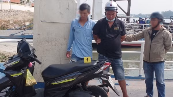 Mật phục bắt quả tang kẻ chuyên “đá xế” tại bến đò