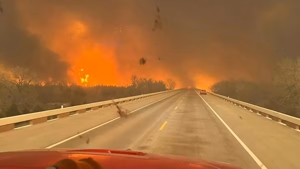 Biển lửa bao trùm bang Texas của Mỹ, nhà máy vũ khí hạt nhân phải đóng cửa