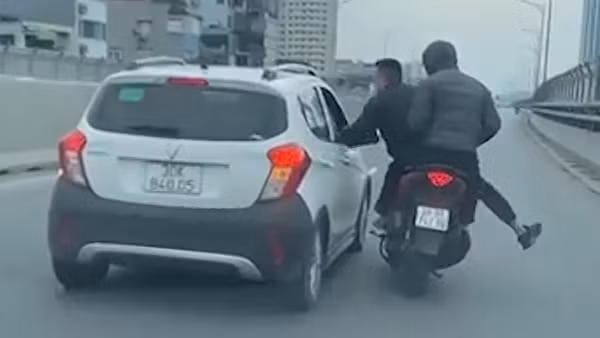 Triệu tập hai thanh niên đi xe máy tạt đầu ô tô, đánh người ở Vành đai 2 trên cao