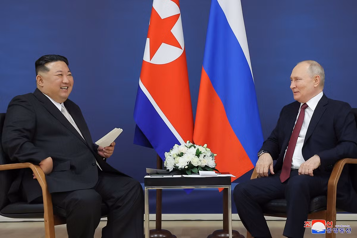 Tổng thống Putin tặng Chủ tịch Triều Tiên ô tô Nga -0