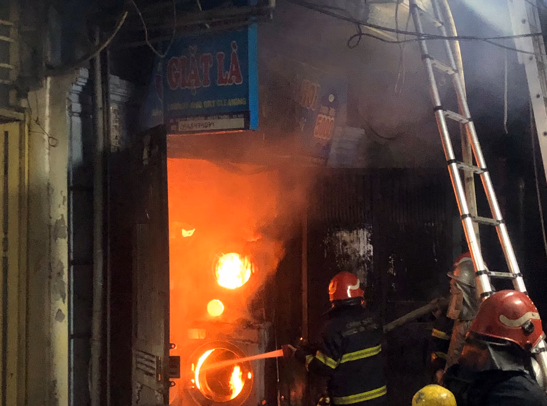 Cảnh sát kể chuyện chạy đua tử thần, giải cứu 3 người mắc kẹt trong đám cháy ở Hà Nội -0