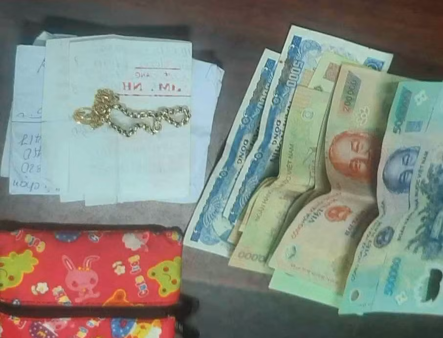 Anh công nhân không đắn đo đem giao nộp tiền vàng nhặt được -0
