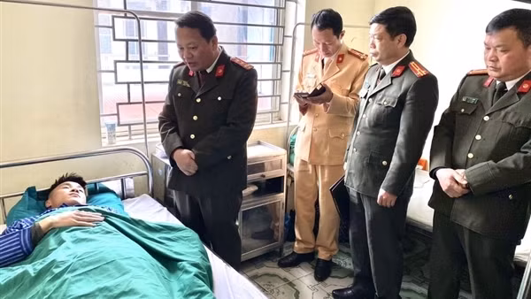 Thăm hỏi, động viên chiến sĩ bị thương khi làm nhiệm vụ