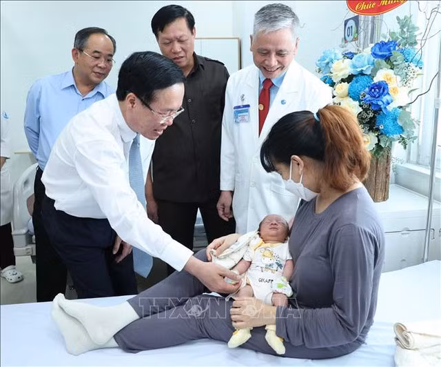 Chủ tịch nước Võ Văn Thưởng thăm, động viên y, bác sĩ Bệnh viện Nhi đồng 1 -0