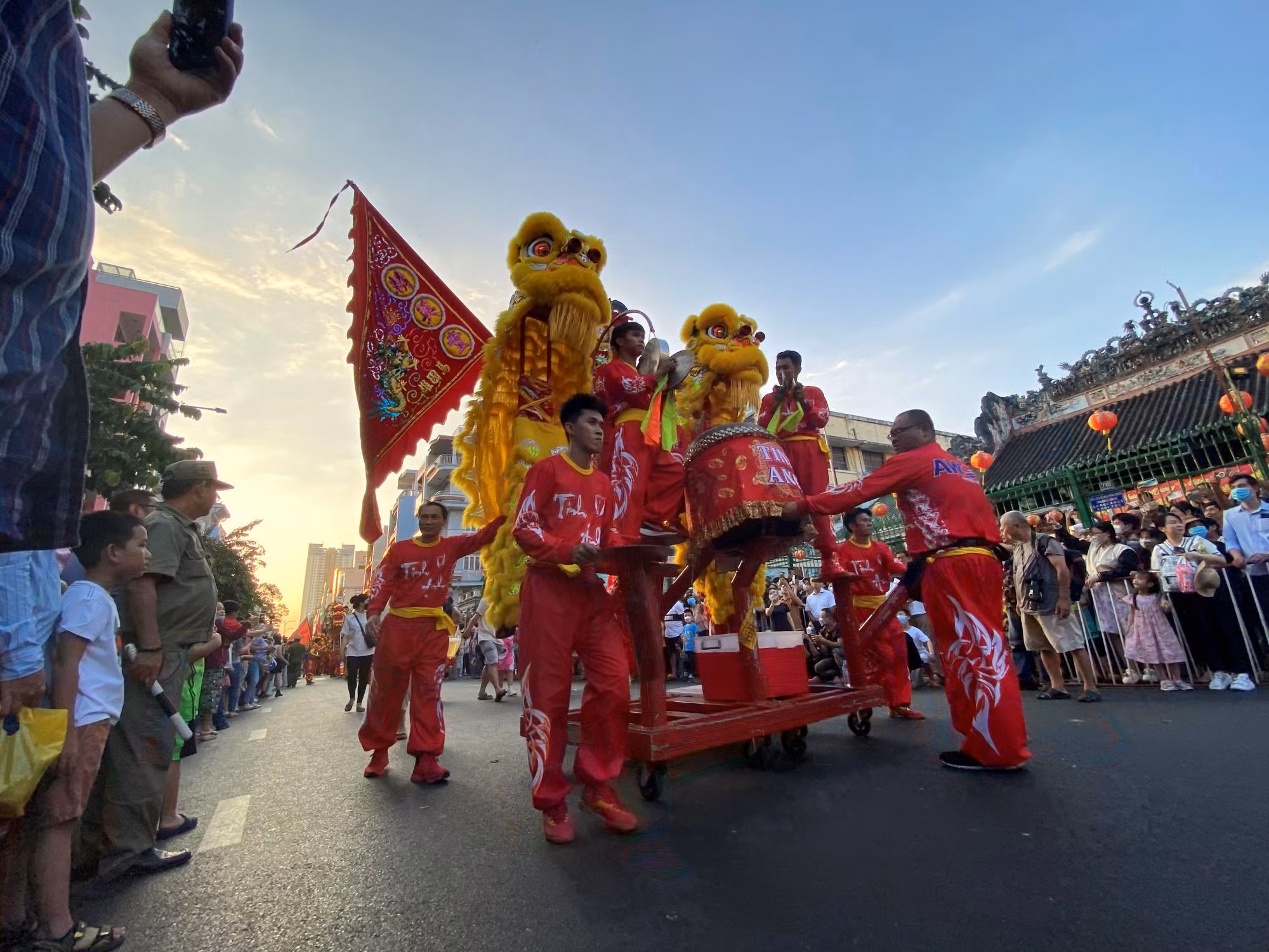 Hàng trăm cán bộ chiến sĩ đội nắng bảo vệ ANTT tại lễ hội Tết Nguyên tiêu ở Chợ Lớn -4